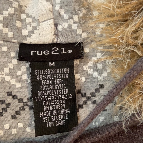 Cape - Picture 4 of 4